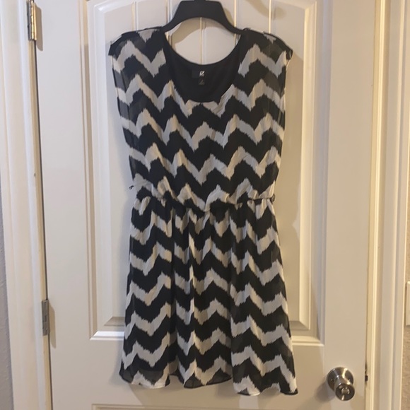 Iz Byer Dresses & Skirts - Junior’s Chevron Dress